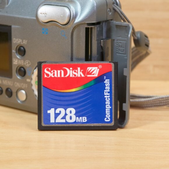 Vintage Canon Powershot A40 2 MP Digital Camera, 3x Optical Zoom - Picture 9 of 9